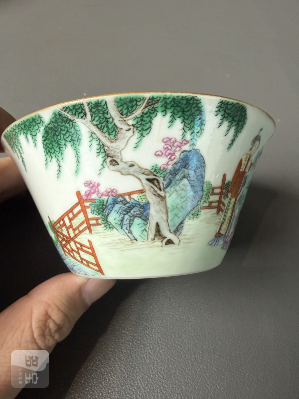 清嘉庆 粉彩西厢记人物图马蹄套杯一组五件 - 图21